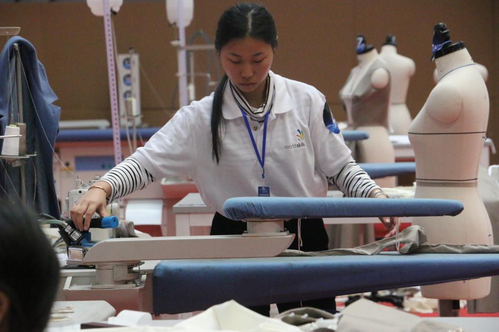 泉州轻工职业学院曾满榆同学获得第46届世界技能大赛福建省选拔赛时装技术项目比赛第二名