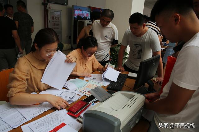 为了梦想：儿子投笔从戎，父亲退伍20年后再上大学