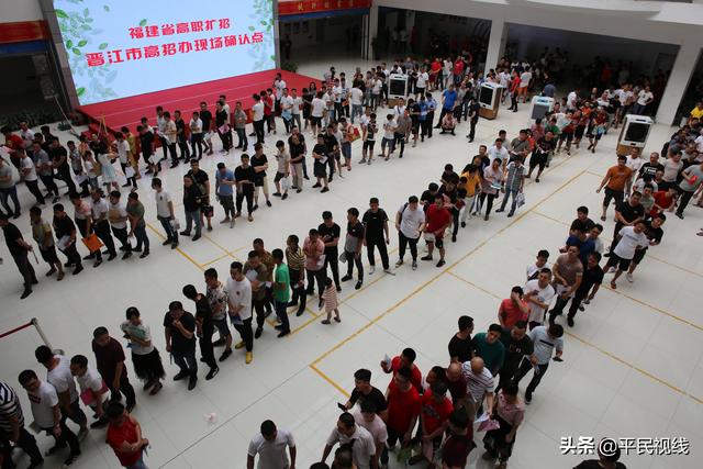 为了梦想：儿子投笔从戎，父亲退伍20年后再上大学