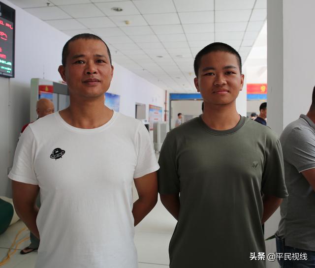 为了梦想：儿子投笔从戎，父亲退伍20年后再上大学